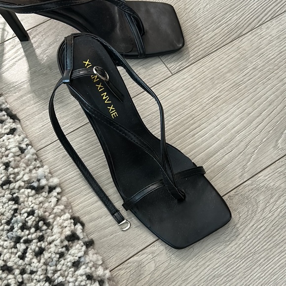 BLACK STILETTOS - Picture 2 of 4